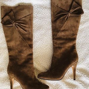 Brown/grey tall suede boots with bow